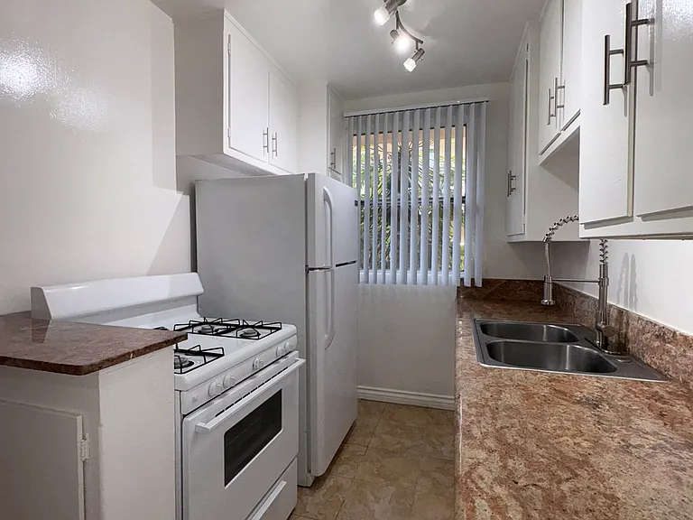 1376 N. Serrano Avenue — Photo 25