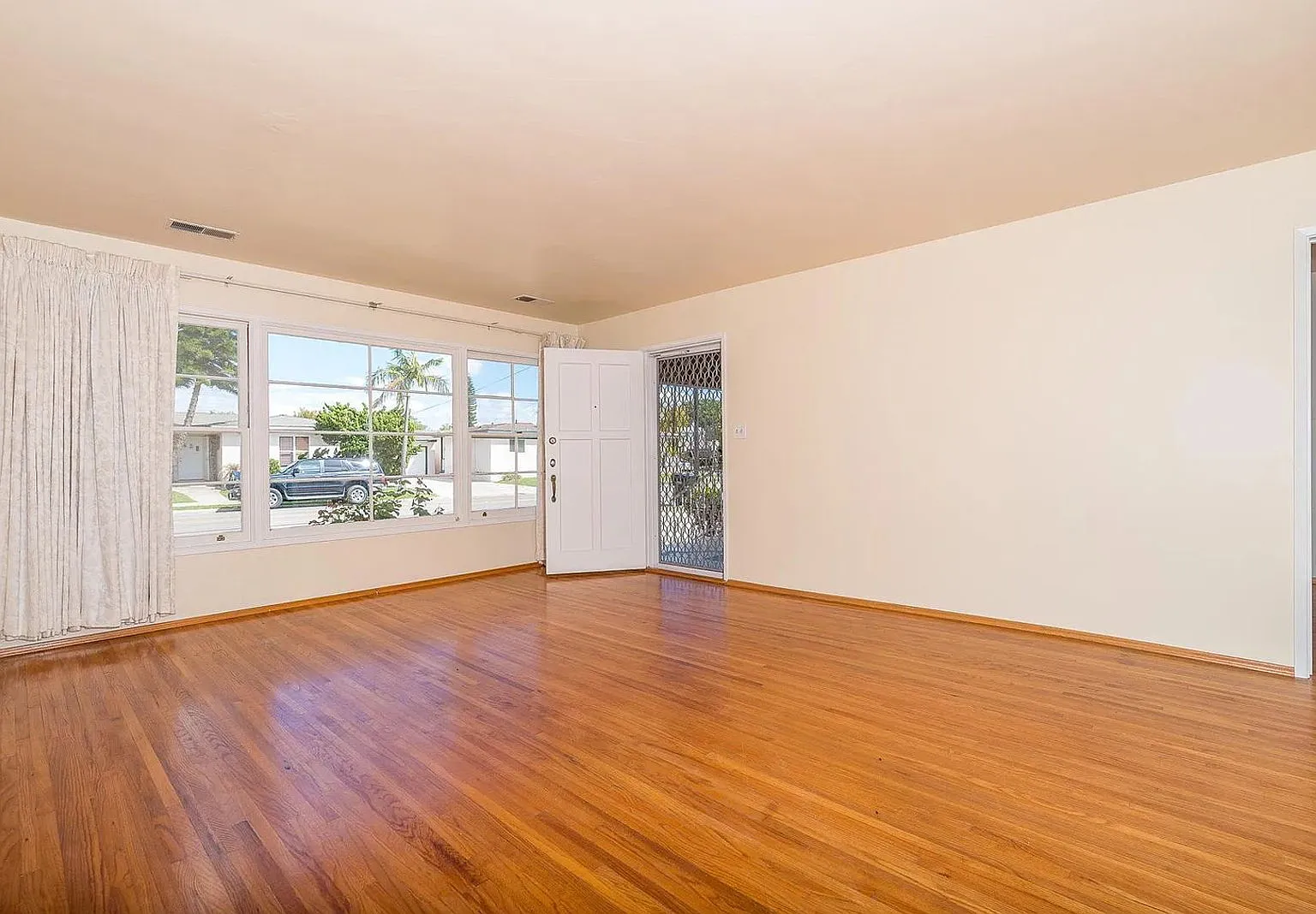 5 bed, 2.0 bath, 1705 sqft, $5,350 — Photo 3