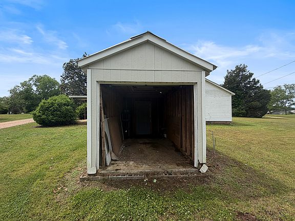 3rd image of 246 Cole Rd