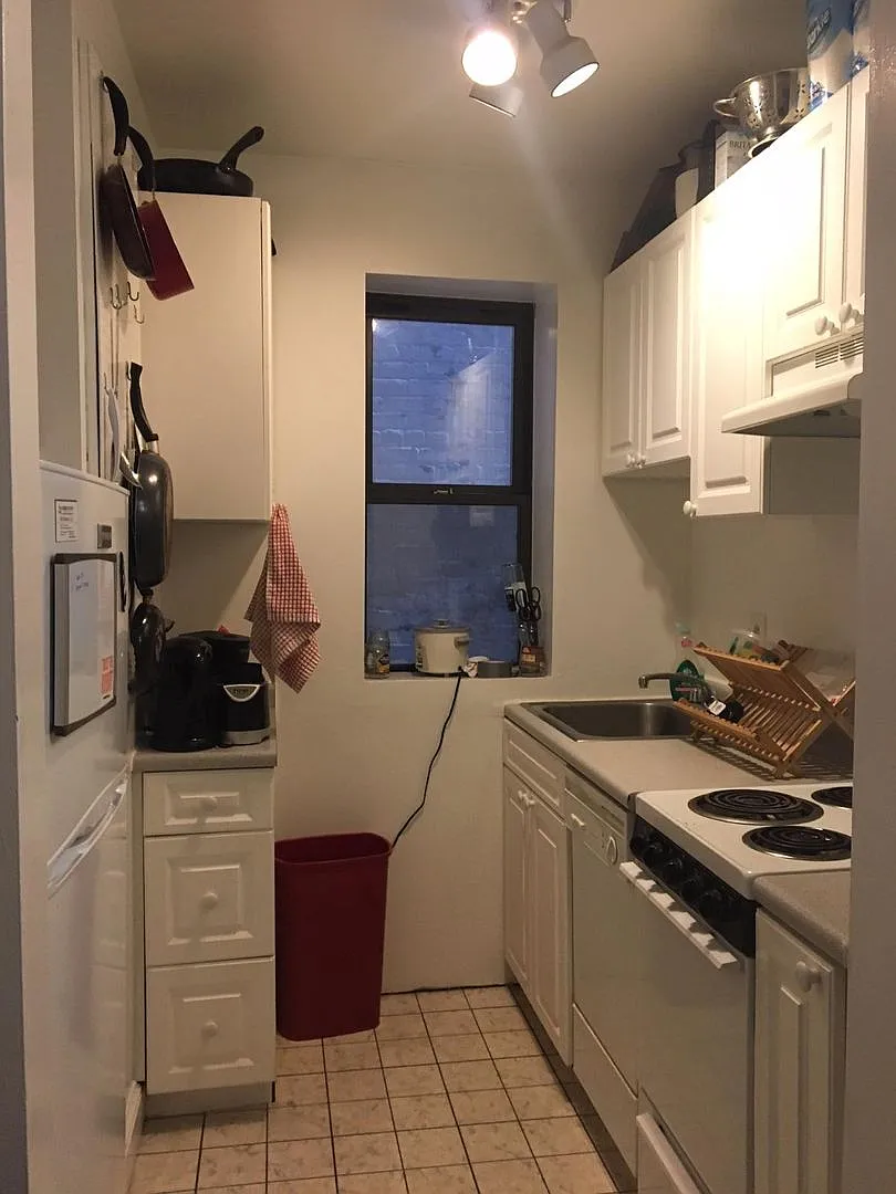 No Brokers Fee, Kenmore Location. The Building With Elevator and Laundry, Heat, Hot Water Included — Photo 3