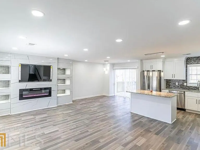 2352 Tarian Dr — Photo 2