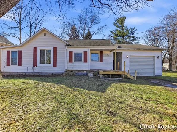 283 S Jones St, Grant, MI 49327