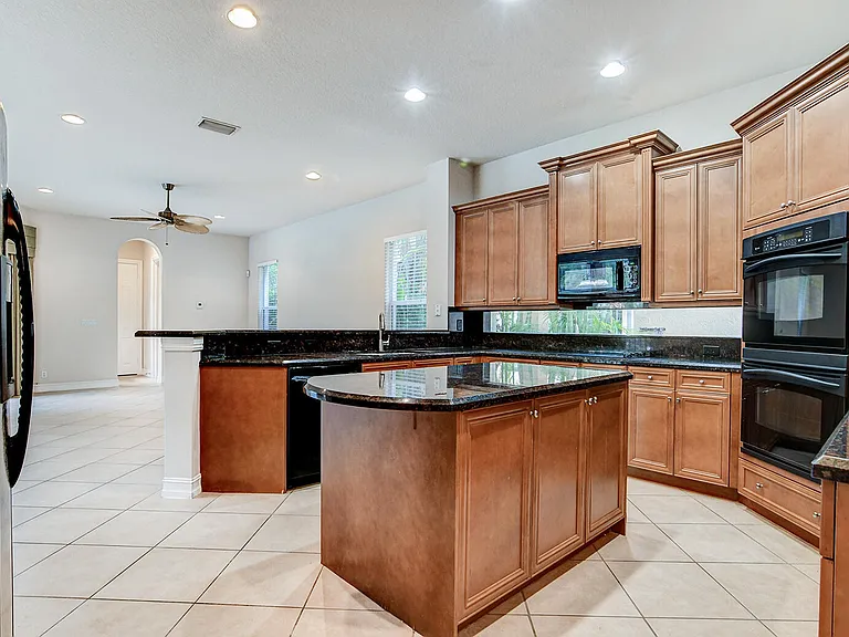 670 Edgebrook Ln — Photo 2