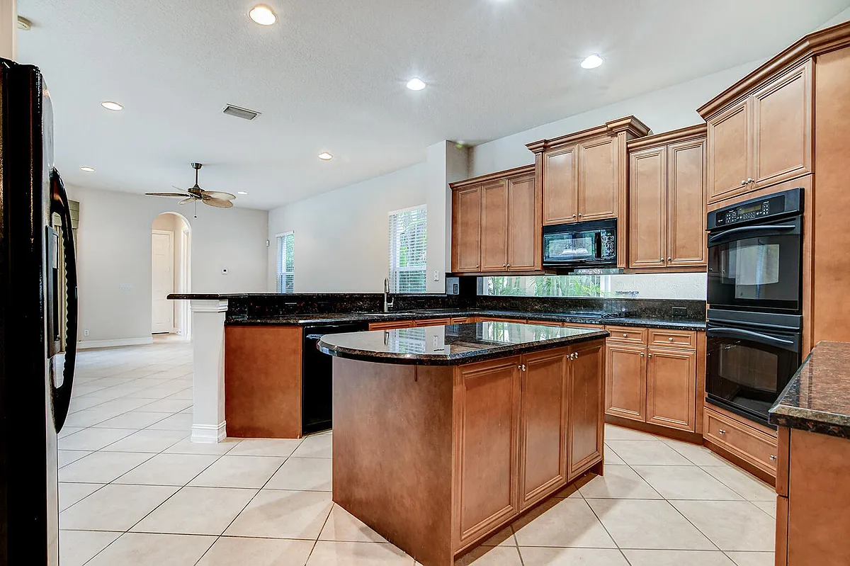 Building Photo - 670 Edgebrook Ln