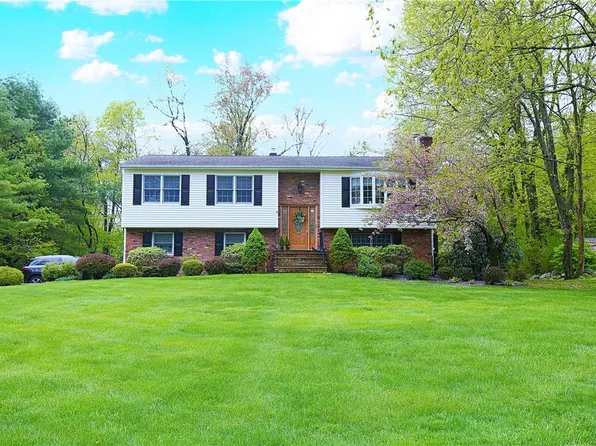 25 N Greenway Terrace N, Mahopac, NY 10541