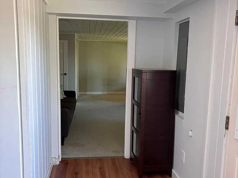 small hallway from kitchen+ room into livingroom / bedroom