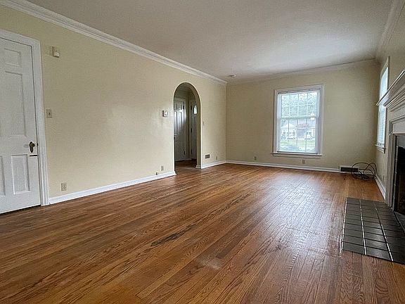 4th image of 2700 Lake Michigan Dr NW