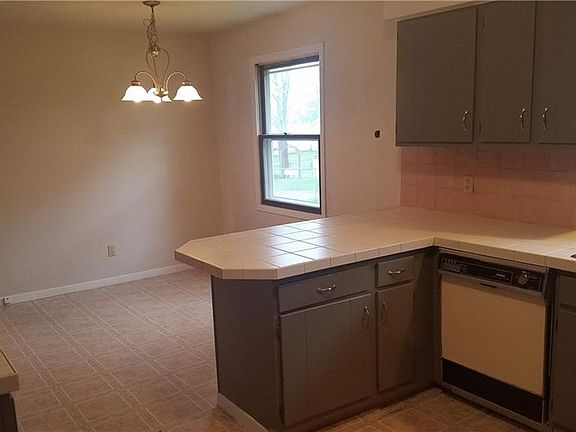 4th image of 657 Lakeview Dr