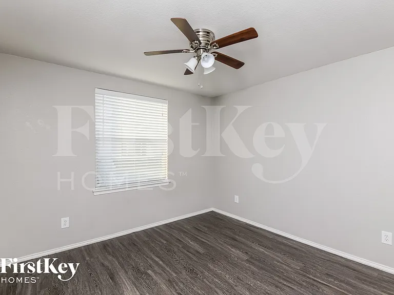 1604 Alcazar Plz — Photo 10