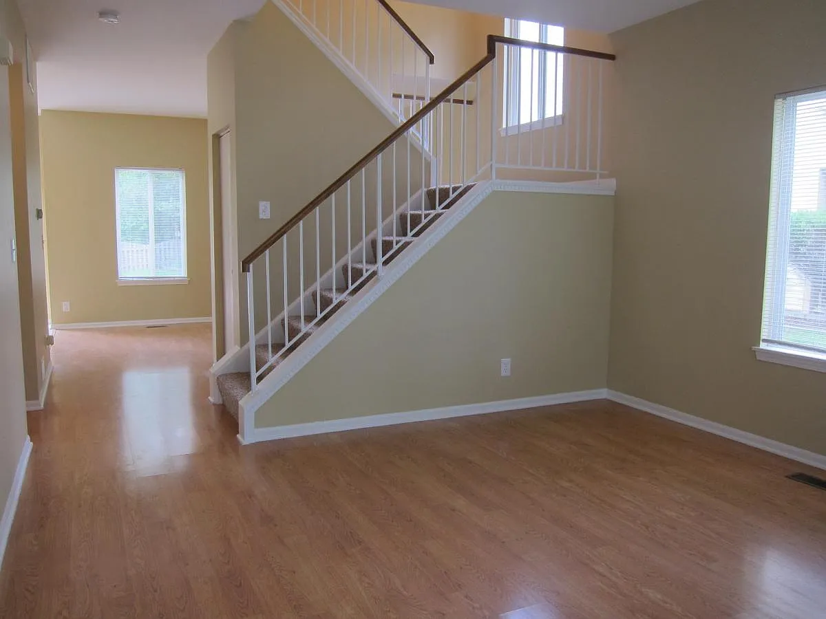 3 bed, 2.5 bath, 1382 sqft, $3,300 — Photo 3