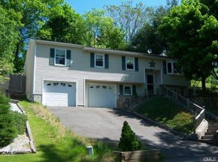 17 Fleetwood Dr, Danbury, CT 06810