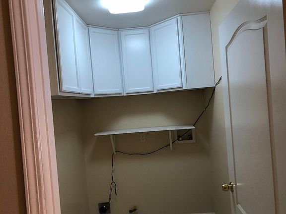 4th image of 14113 Hamlin St