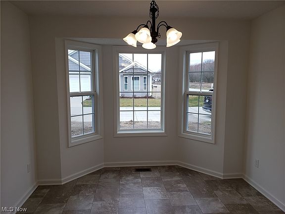 5th image of 155 Prestwyck Ln