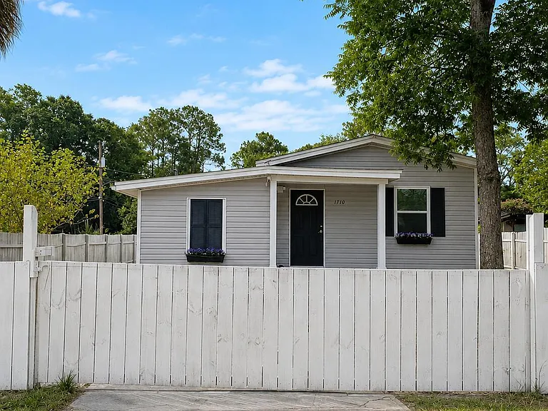 1710 Rowe Ave — Photo 2