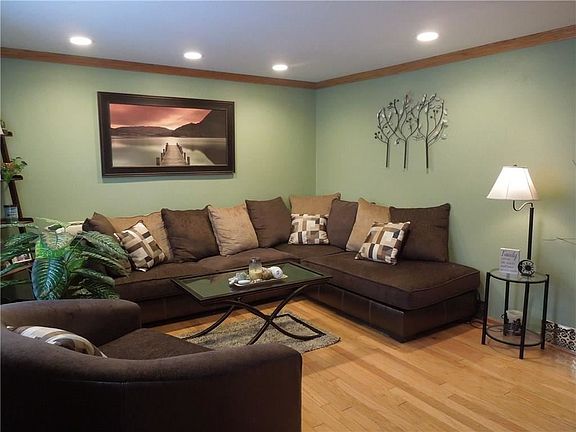 3rd image of 43 Farmbrook Dr