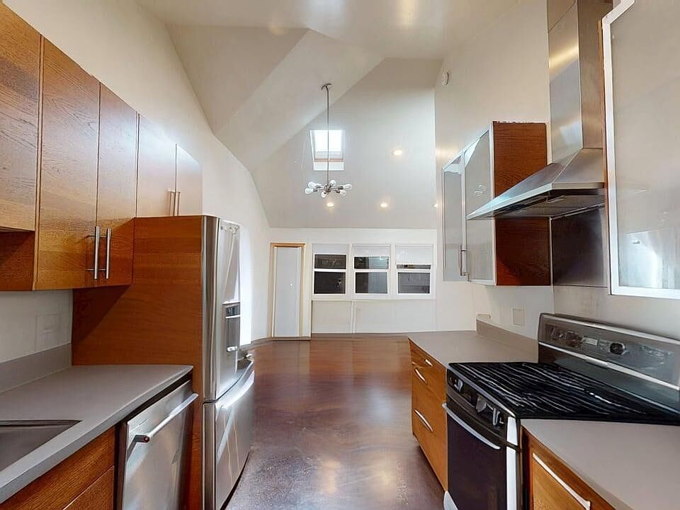 1st image of 320 Grand Blvd