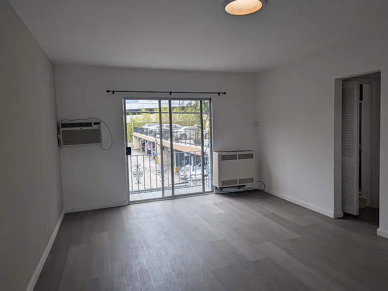 1323 N Olive Dr — Photo 40