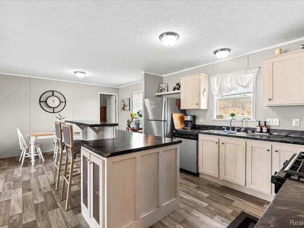 306 Fir Ct, Highland, MI 48357