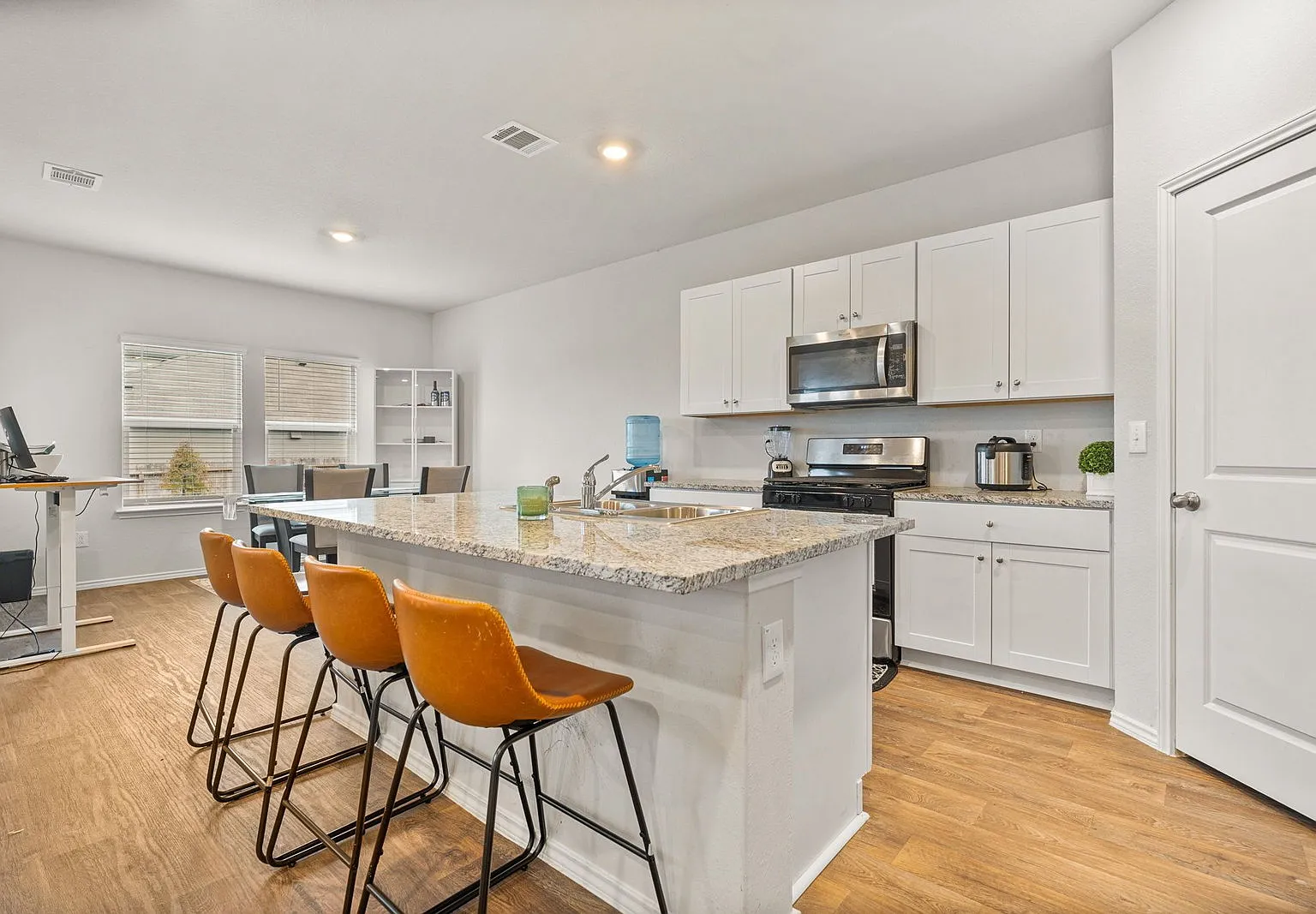 4 bed, 3.0 bath, 2473 sqft, $2,050 — Photo 4