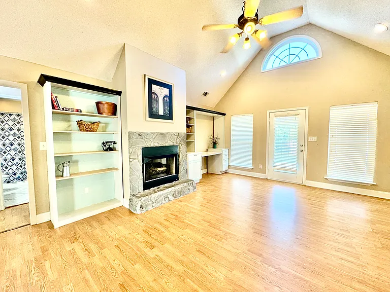 211 Silk Tree Trce — Photo 18