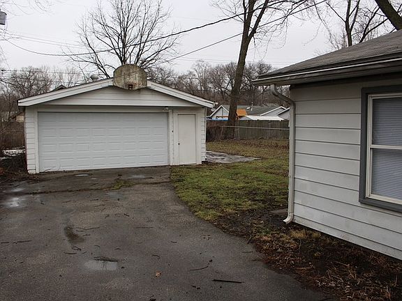 2nd image of 24 E 36th Pl