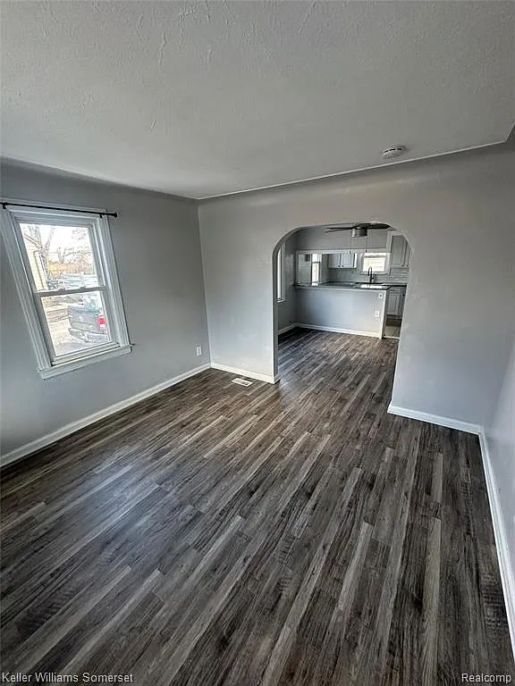 2 bed, 1.0 bath, 660 sqft, $1,200 — Photo 3