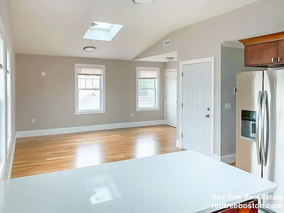 3 bed, 1.5 bath, 1000 sqft, $3,100 — Photo 2