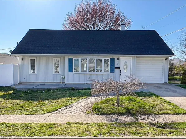 569 Arrandale Road, Bethpage, NY 11714