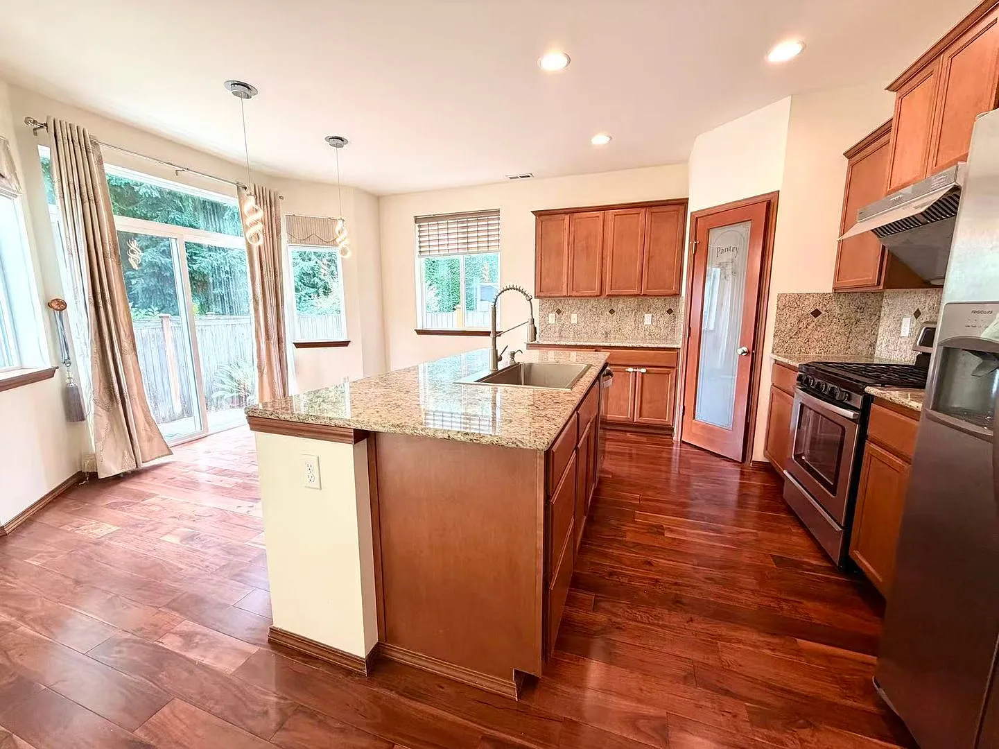 Stunning 4BR Woodmark Home with Office,A/C & Tesla Charger - Walk to Top Schools! — Photo 4