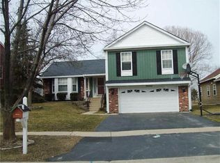 2S582 River Oaks Dr, Warrenville, IL 60555
