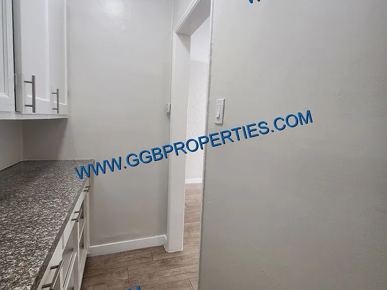 424 E 16th St — Photo 9