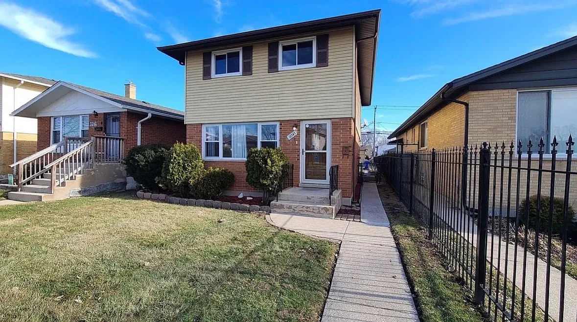 3 bed, 1.5 bath, 1300 sqft, $2,200 — Photo 1