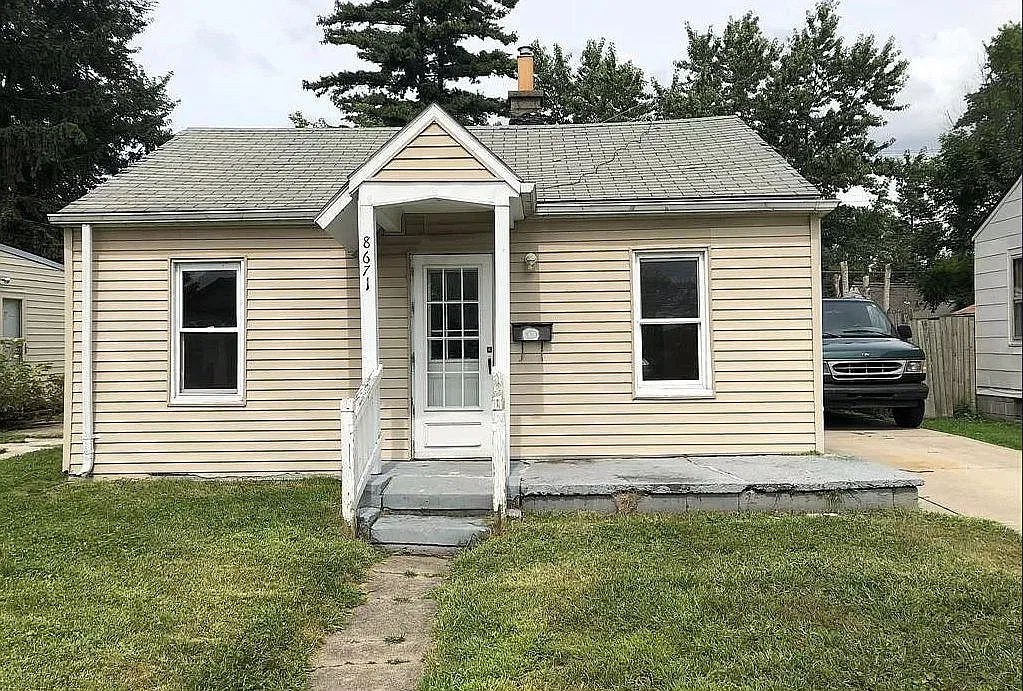 3 bed, 747 sqft, $1,350 — Photo 1