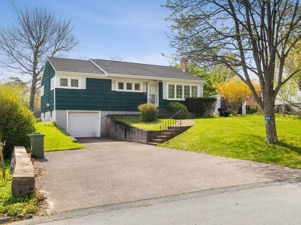102 Torrington Dr, Halifax, NS B3M 1Y2