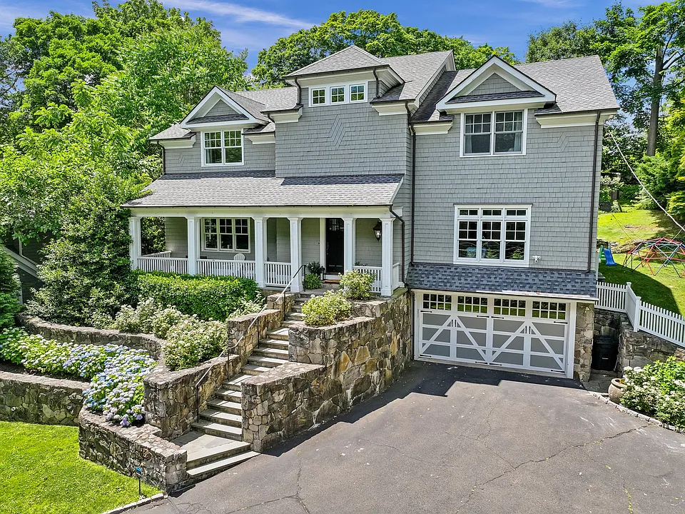 16 Laddins Rock Rd