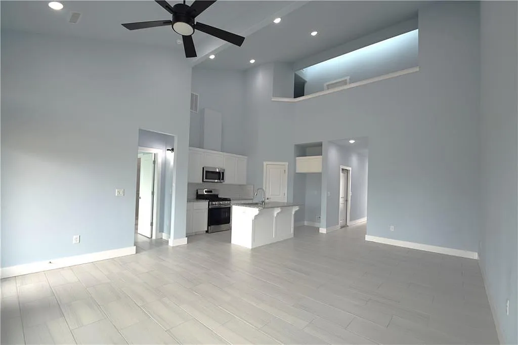 3 bed, 2.5 bath, 1420 sqft, $1,650 — Photo 3