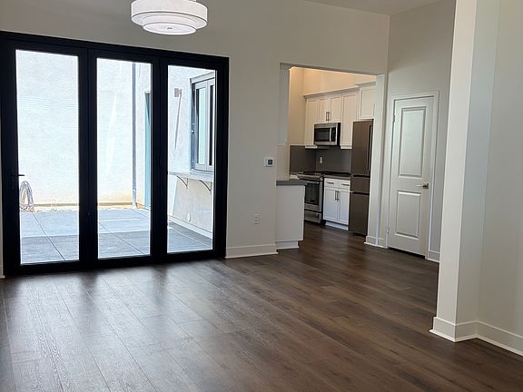 2nd image of 1260 E Thompson Blvd #106