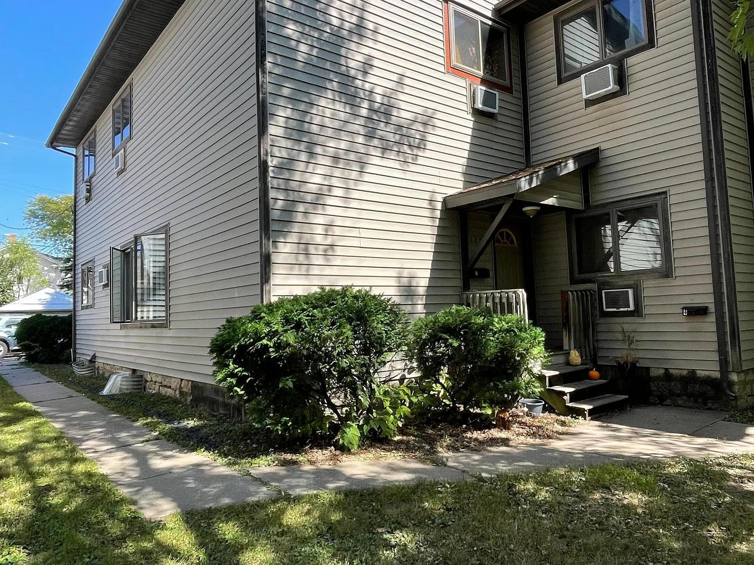5 bed, 800 sqft, $1,925 — Photo 3