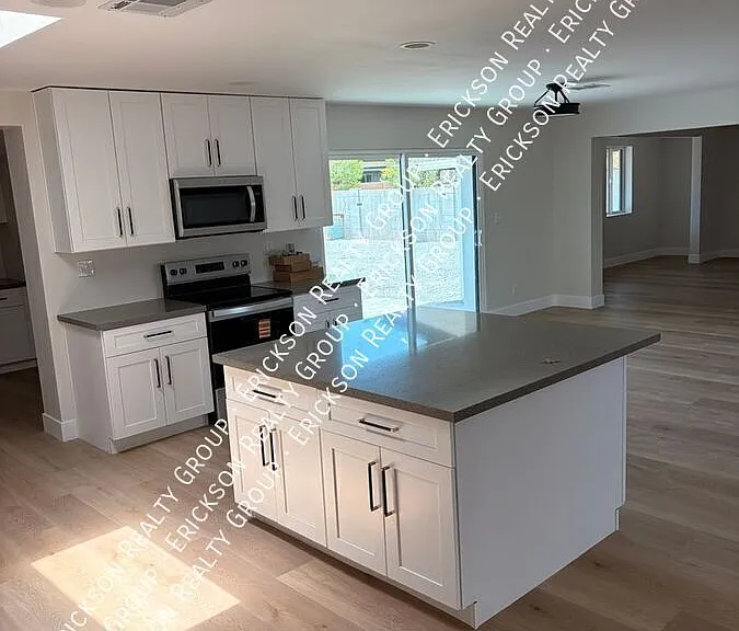 905 E 7th Pl — Photo 4