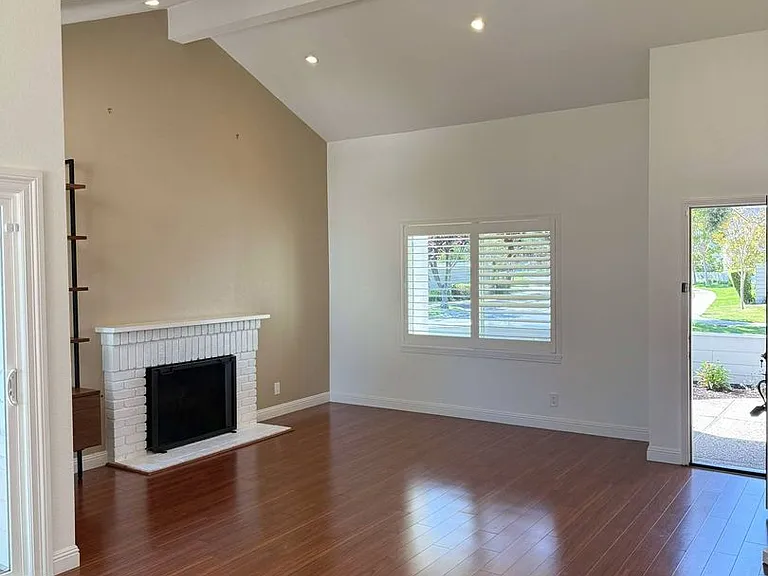 704 Newport Cir — Photo 4
