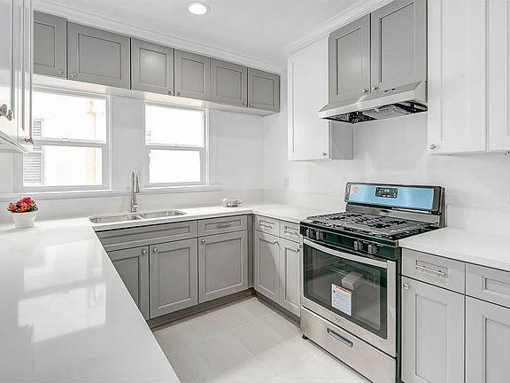 4th image of 214 S Hoover St #1/2