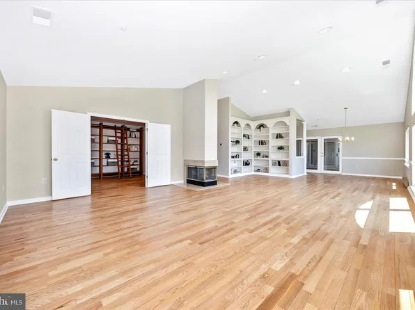 104 Mercer Ct APT 15-6, Frederick, MD 21701