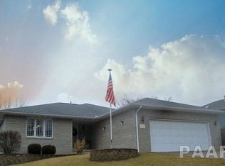 1919 Quail Hollow Rd, Pekin, IL 61554