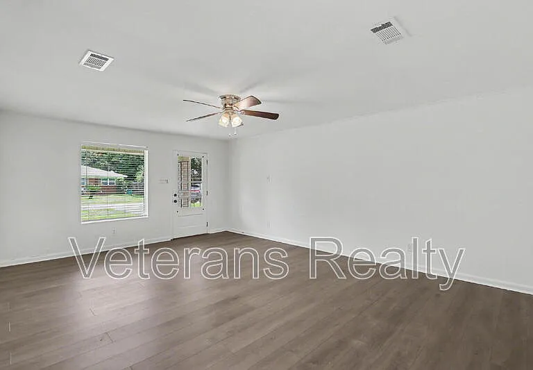 111 Valentine Dr — Photo 4