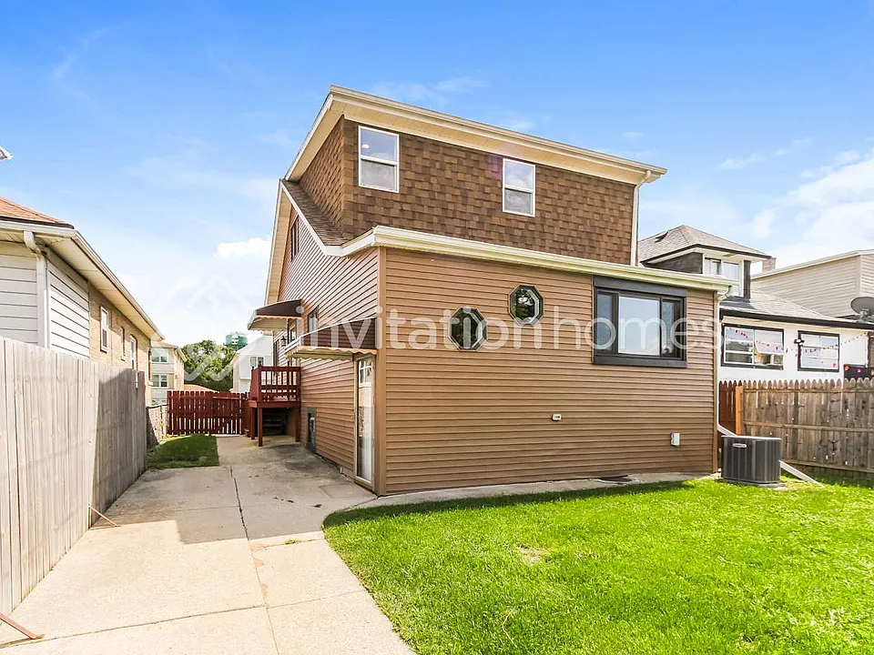 2418 N 75th Ct