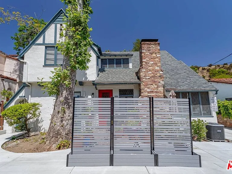 2628 N Beachwood Dr #7/8 — Photo 1
