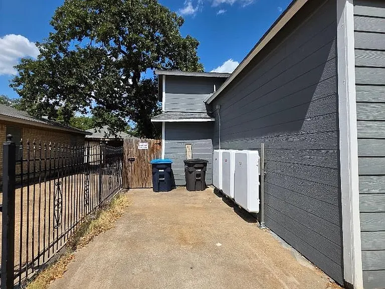 1404 Clinton Ave — Photo 3