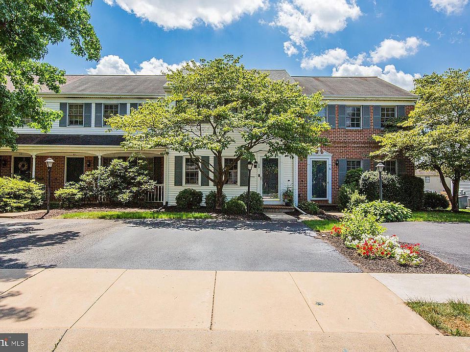 Front of home with driveway and on street parking