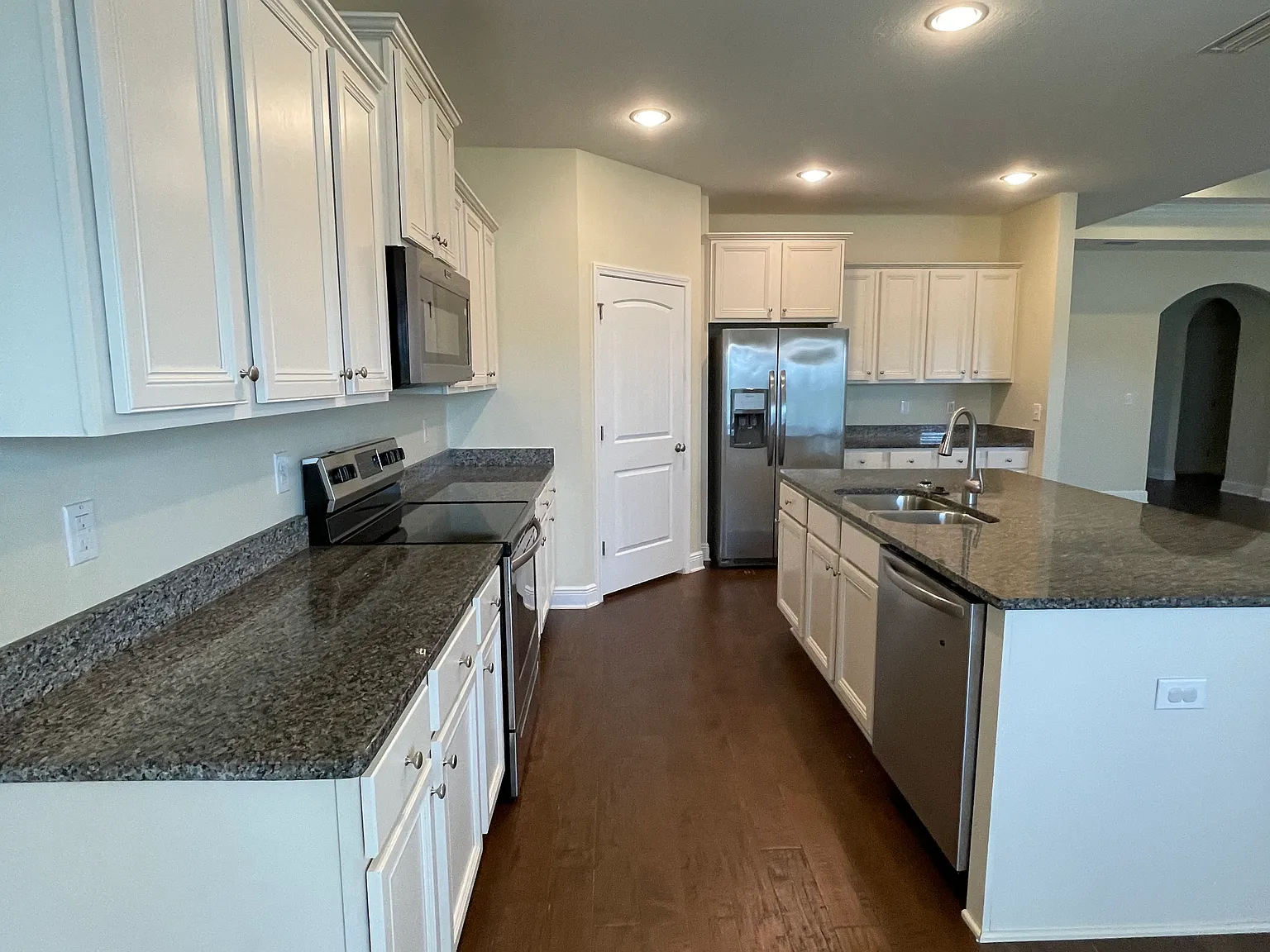 4 bed, 2.5 bath, 2252 sqft, $2,950 — Photo 2