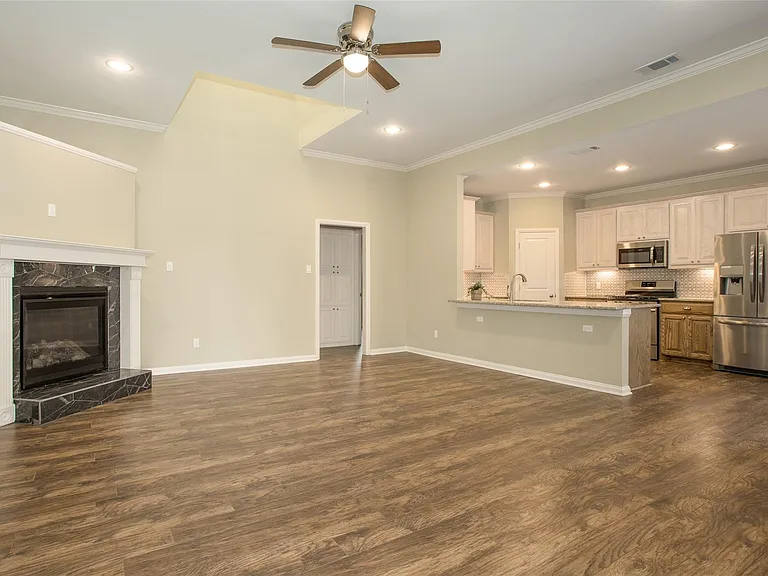 2705 College Ave — Photo 2